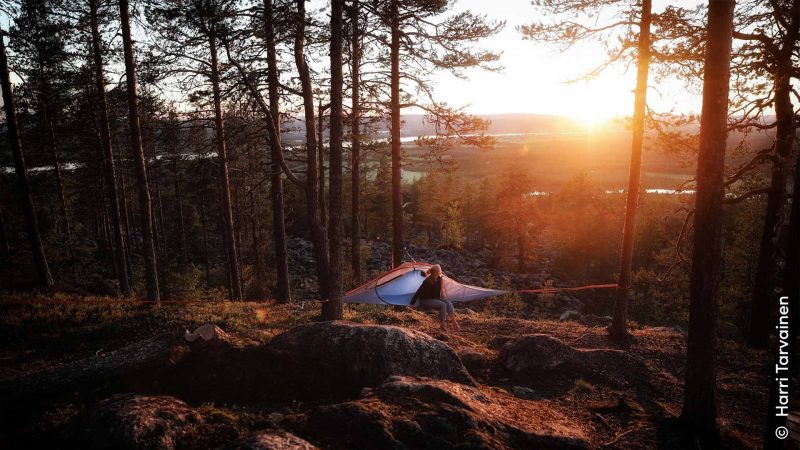 Frau zeltet in der Wildnis Finnlands