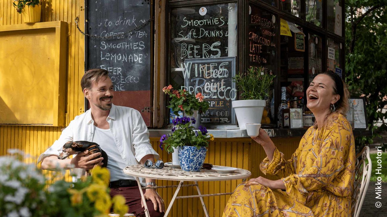 Glückliche Menschen im Café in Helsinki. 