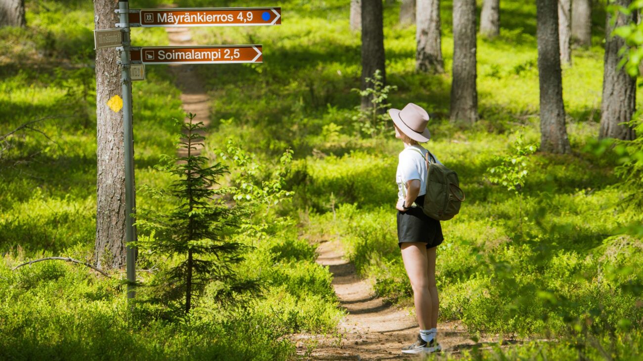 Frau auf Wanderweg