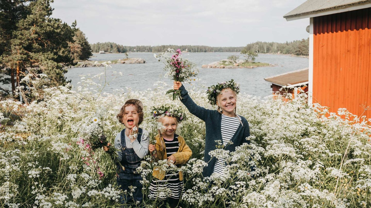 Glückliche Kinder an der finnischen Schärenküste. Foto: Julia Kivelä/Visit Finland