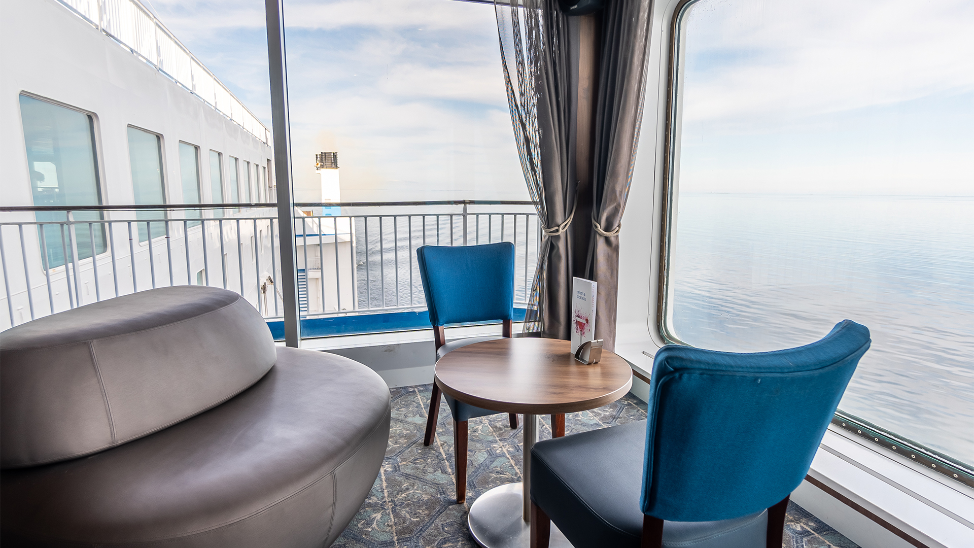 Zitgedeelte in de bar met uitzicht op zee.