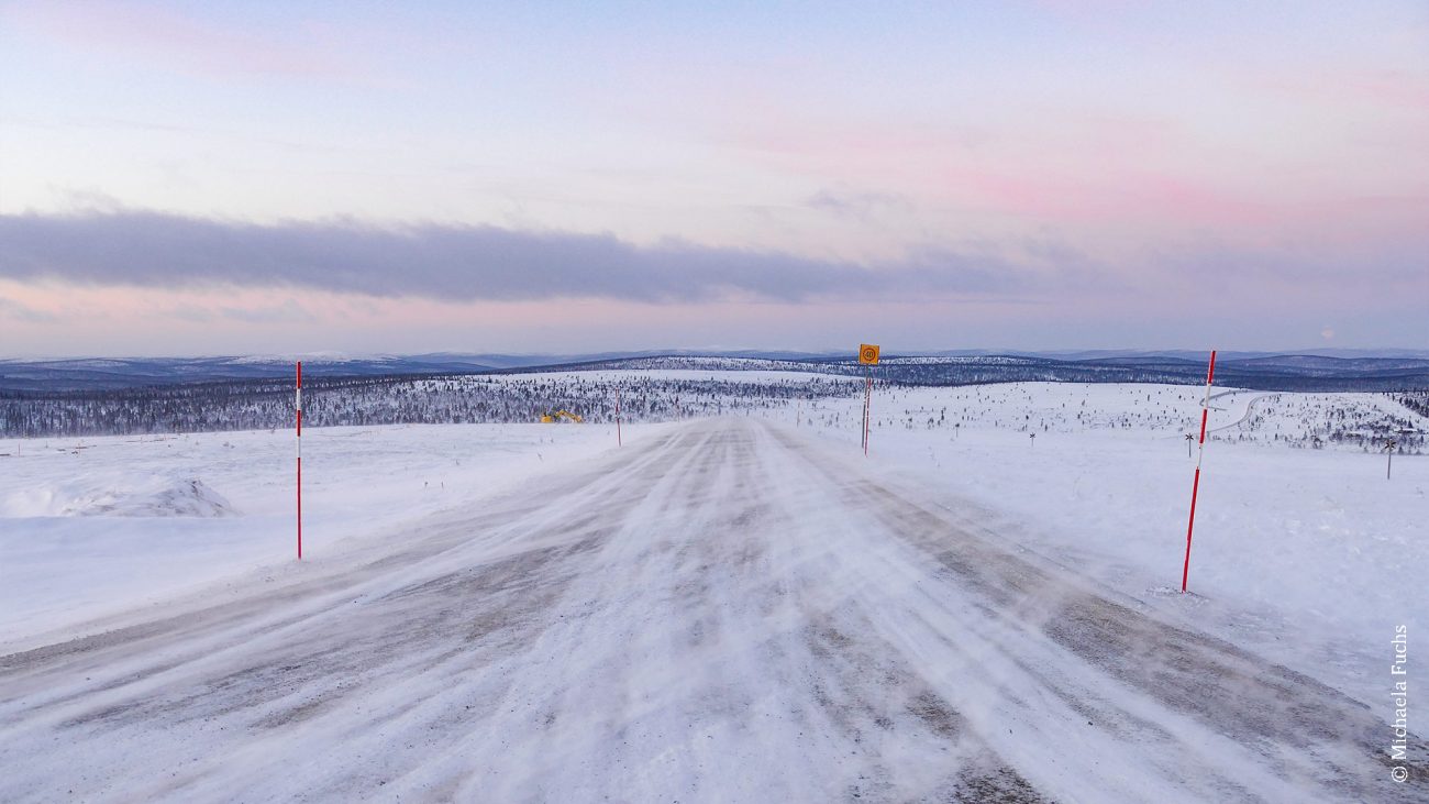 Verschneite Straße in Lappland im Winter