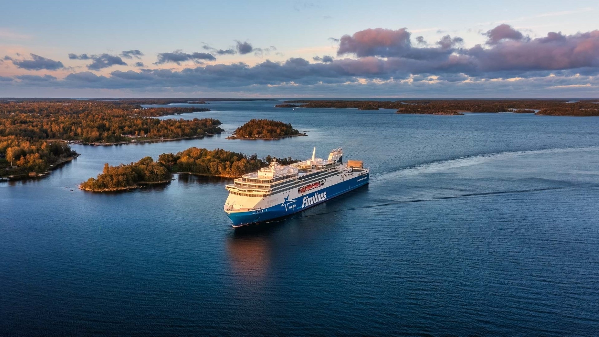 Finnlines-Fähre im Schärenmeer