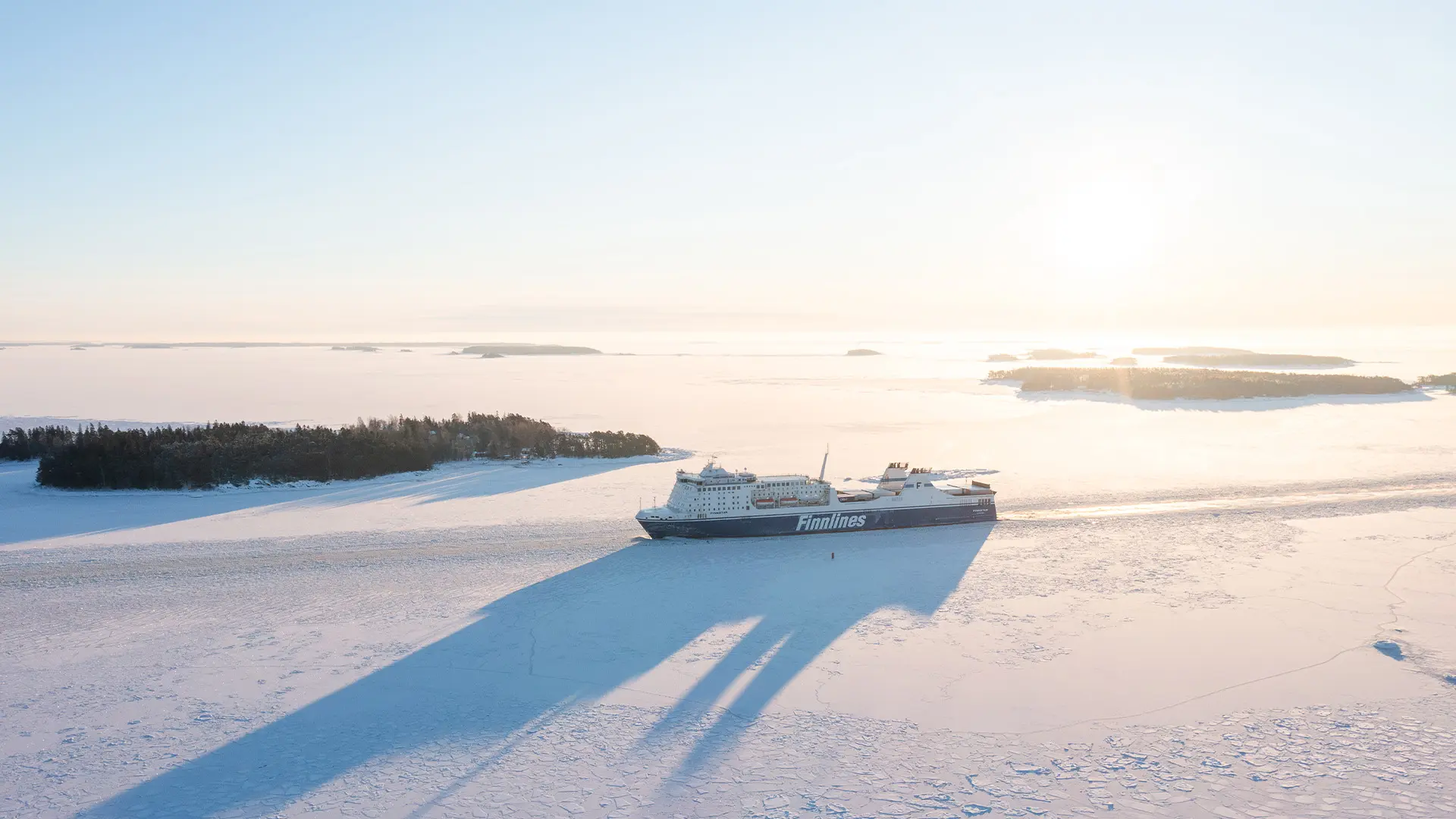Finnlines-veerboot in de ijzige wateren voor Helsinki.
