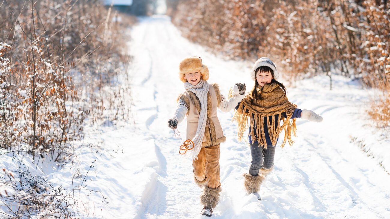 Kinder spielen im schwedischen Winter