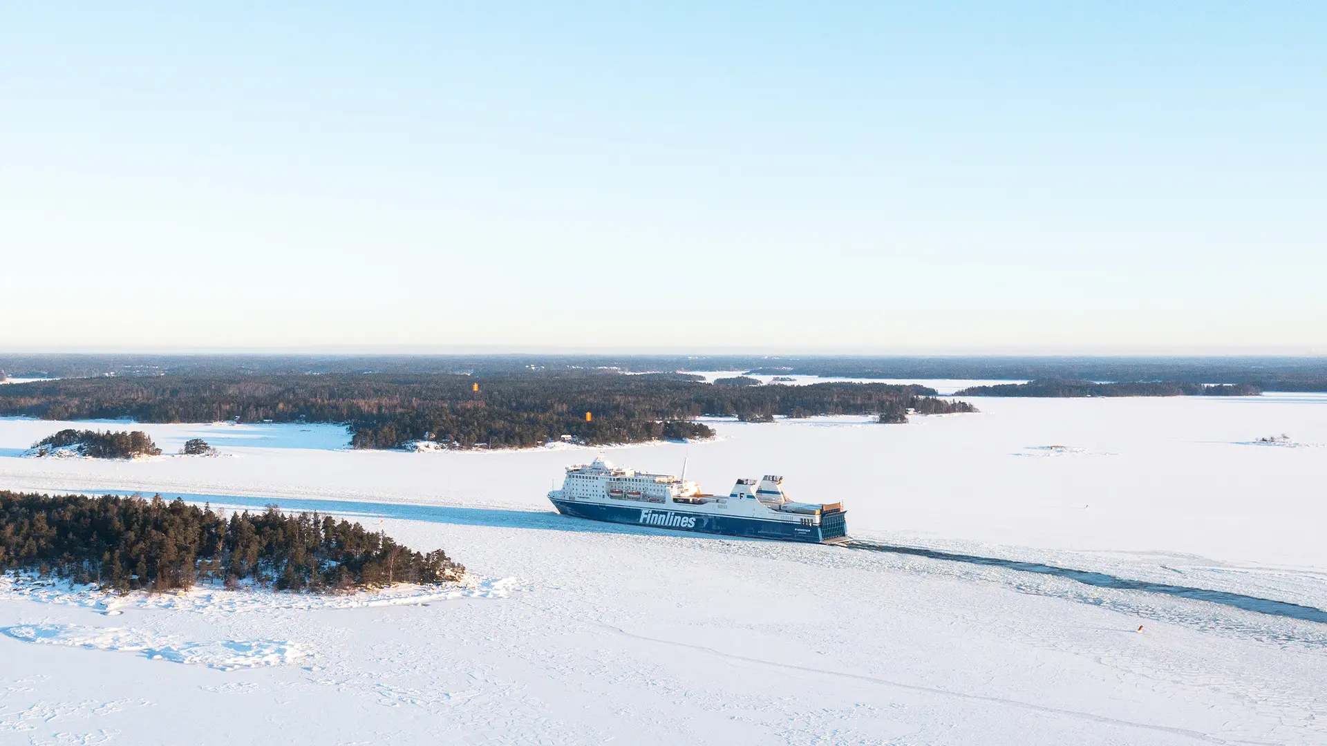 Drohnenaufnahme der Finnlines-Fähre auf dem Weg nach Helsinki im Winter. 