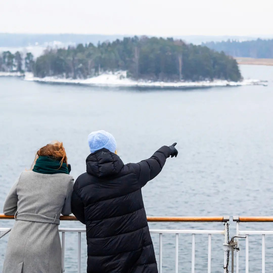 Twee vrouwen aan boord van een Finnlines-veerboot in de winter.