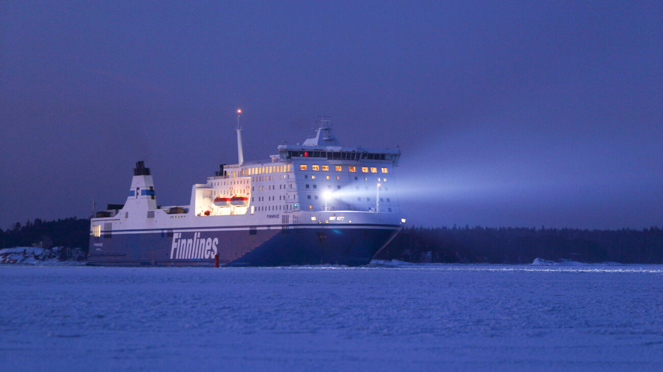 Finnlines-Fähre im Eismeer