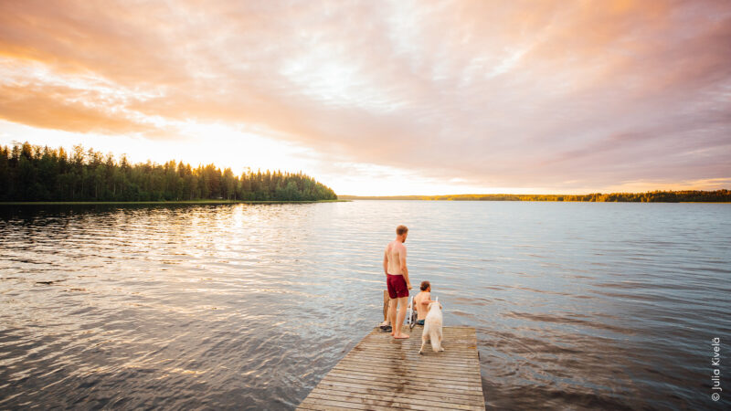 Familie an einem finnischen See im Sommer