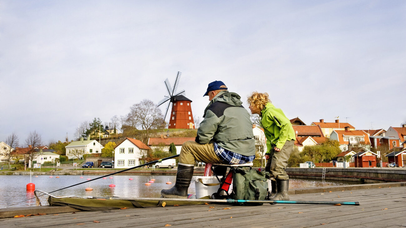 Angler mit seinem Sohn in Schweden