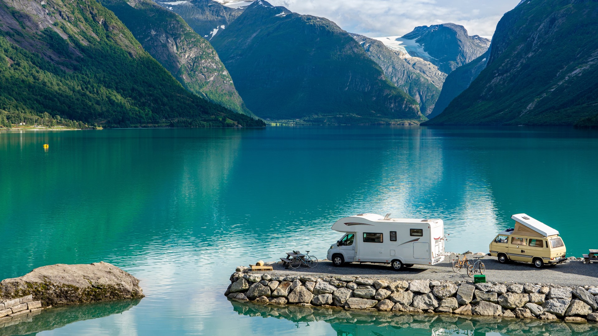 Wohnmobile in den Fjorden im Norden von Norwegen