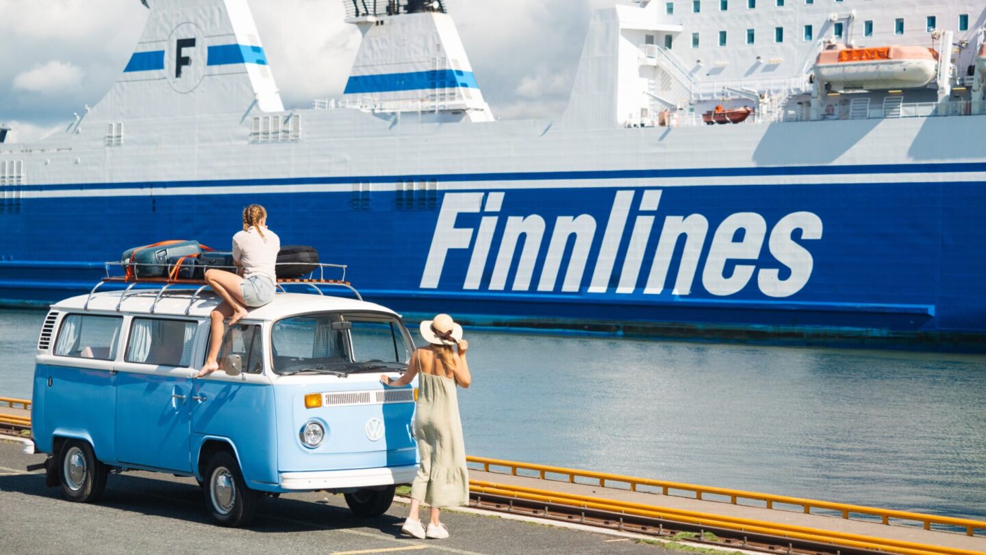 Twee vrouwen voor een VW-oldtimerbus en een veerboot van Finnlines