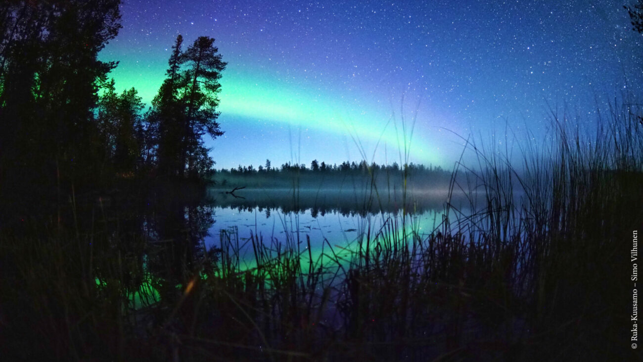 Dubbele aurora boven een meer in Finland