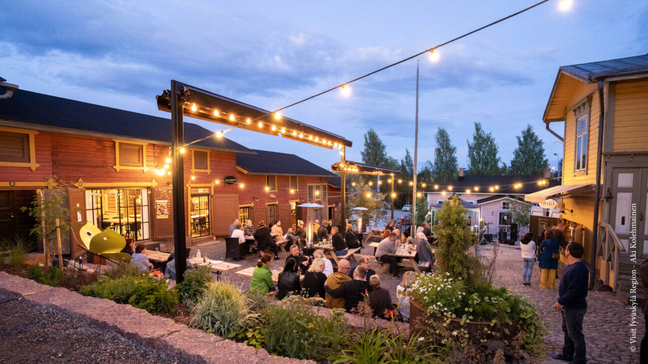 Holzhausviertel in Jyväskylä mit Menschen in Abenddämmerung