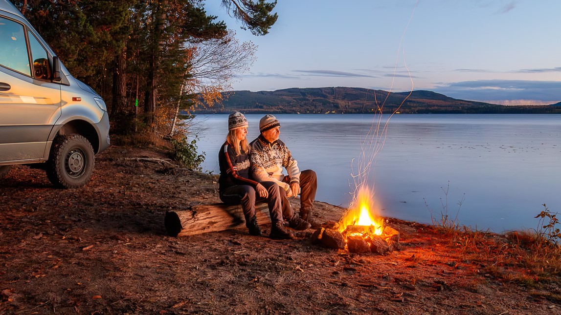 Conny und Sirko vom Nordlandblog vor einem Lagerfeuer am finnischen See