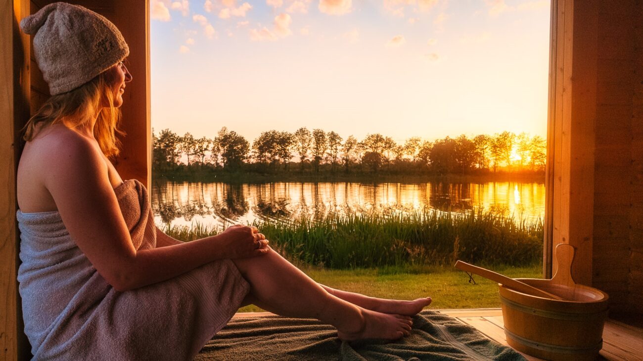 Frau in einer Sauna im Herbst in Finnland