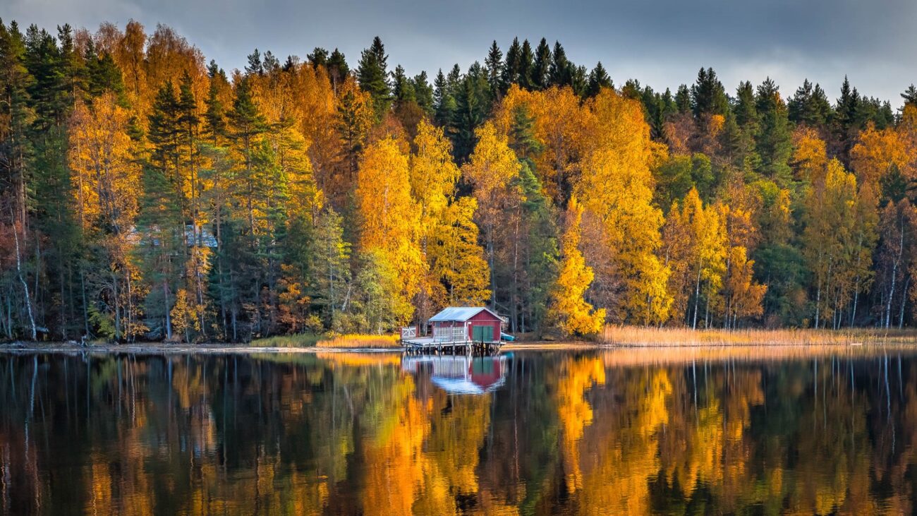 Hütte an einem finnischen See im Herbst