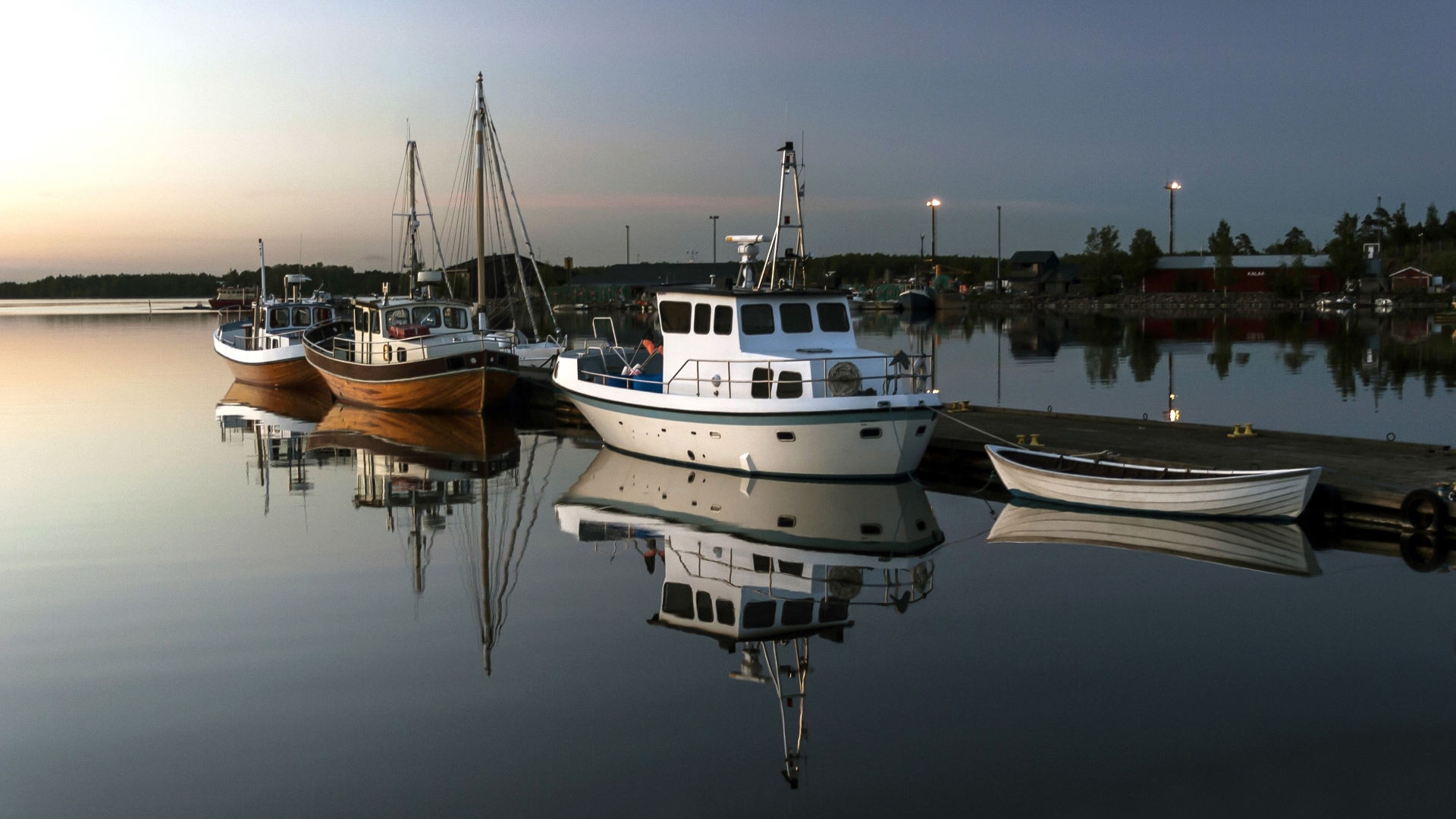 Boote abends im Hafen im Archipel von Turku.