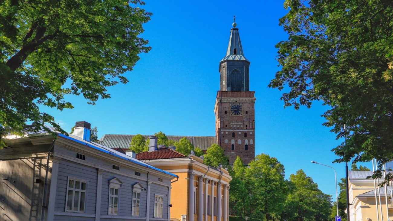 Dom von Turku mit bunten Holzbauten