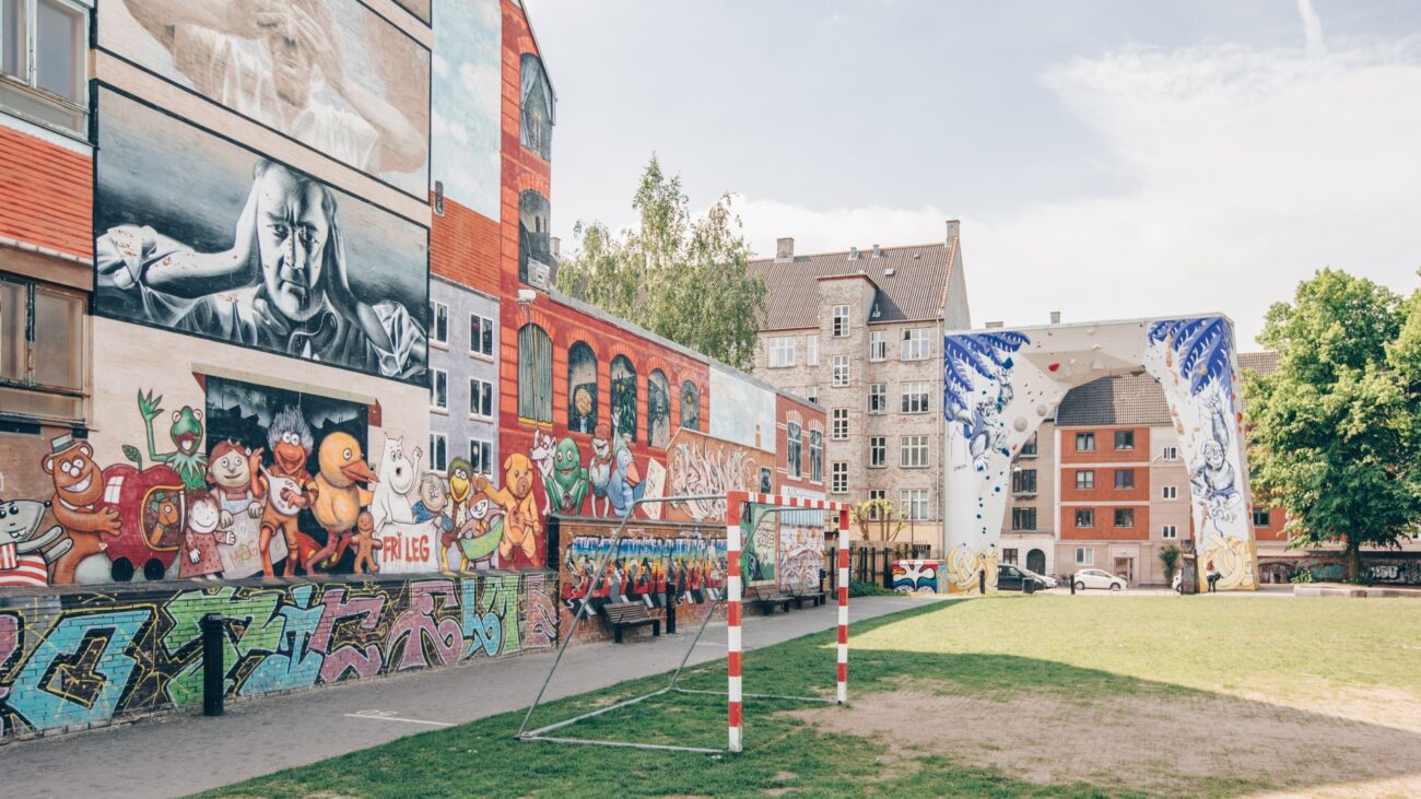 Park bananowy z graffiti na ścianach i boiskiem do piłki nożnej.