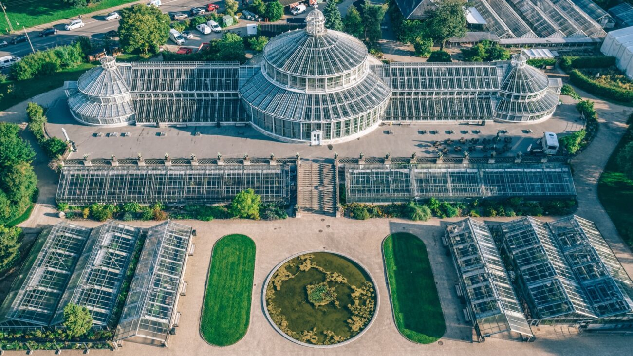Widok z lotu ptaka na szklarnię Ogrodu Botanicznego w Kopenhadze.