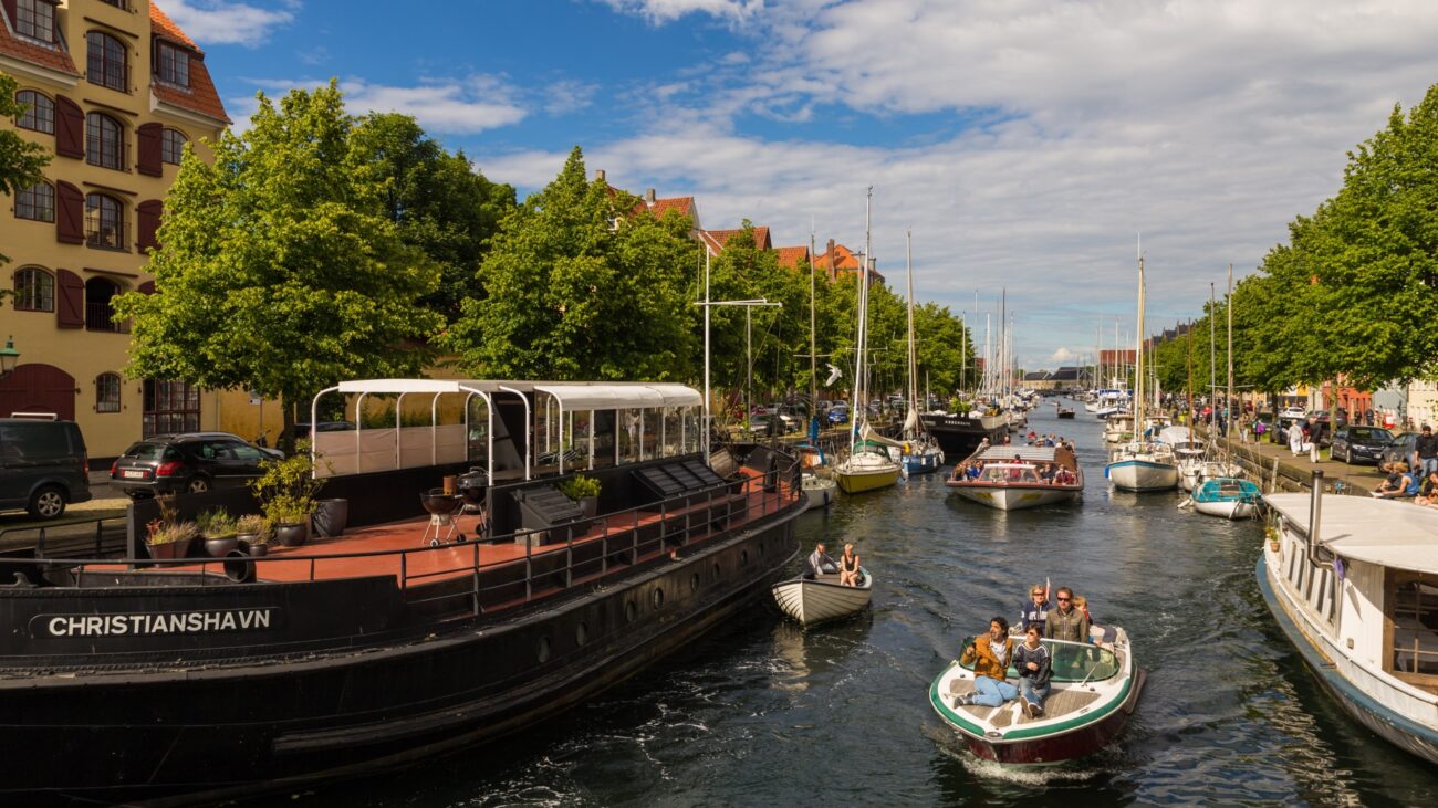 Kleine Boote segeln durch den malerischen Hafen von Christianshavn.