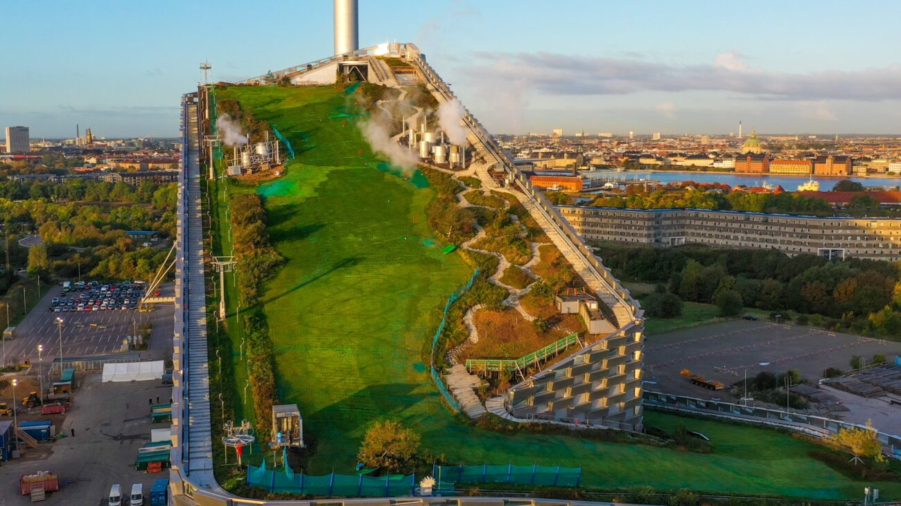 Copenhill to obszar architektoniczny umożliwiający jazdę na nartach po spalarni śmieci.