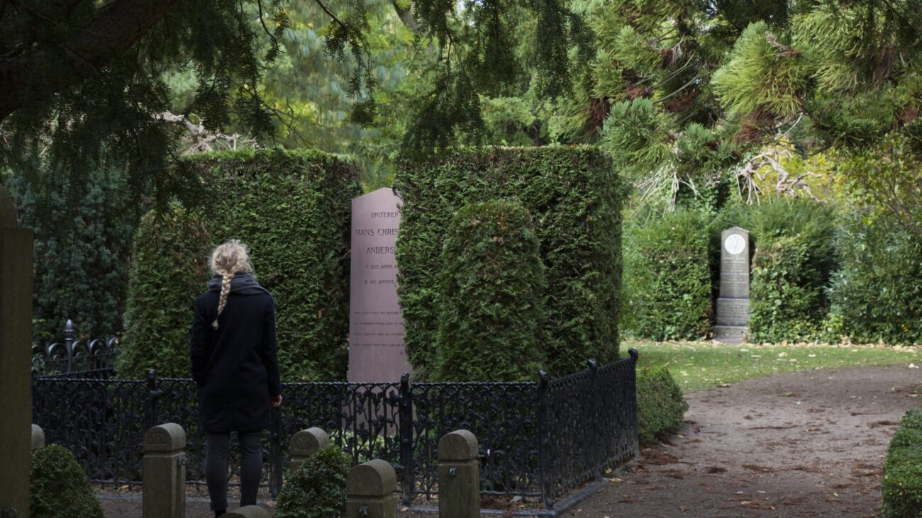 Kobieta patrzy na grób Hansa Christiana Andersena.