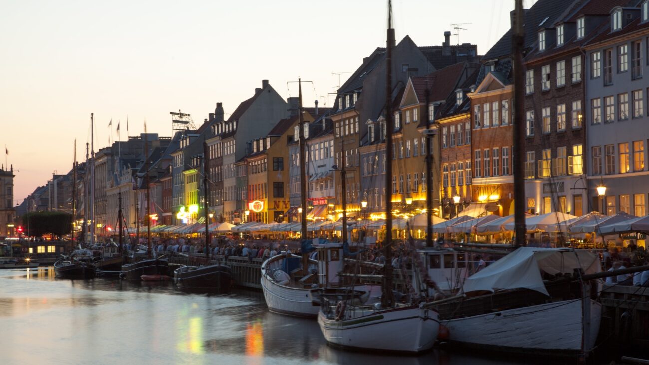 piękny Nyhavn z kolorowymi domami nocą.