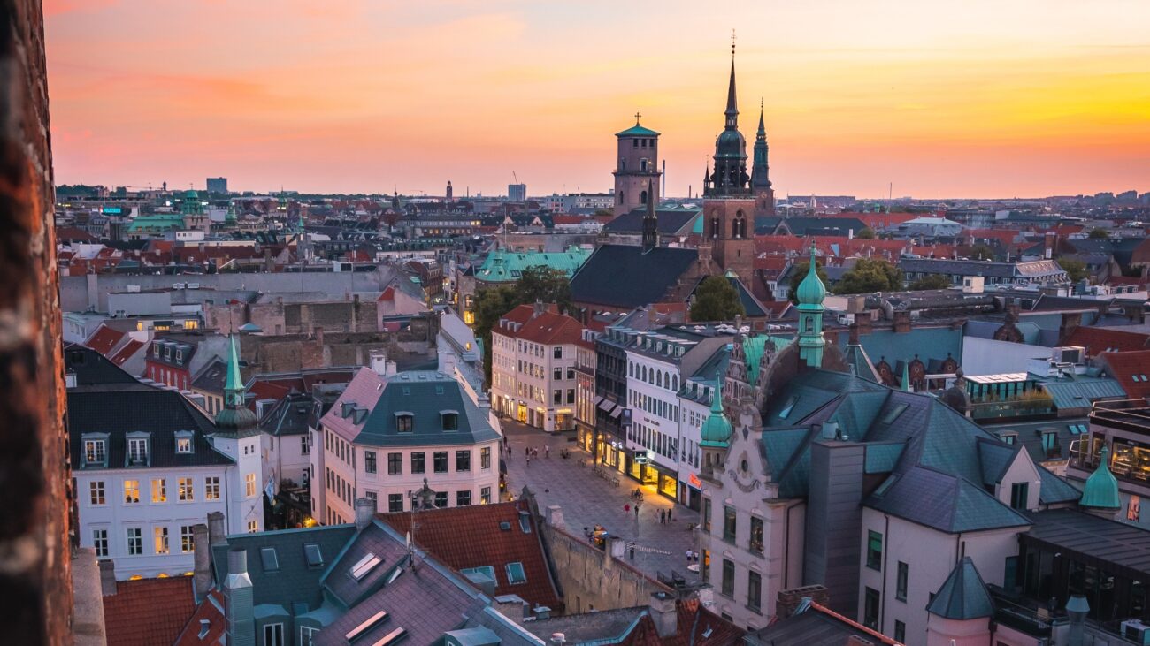 Panoramisch uitzicht over de oude stad van Kopenhagen bij zonsondergang