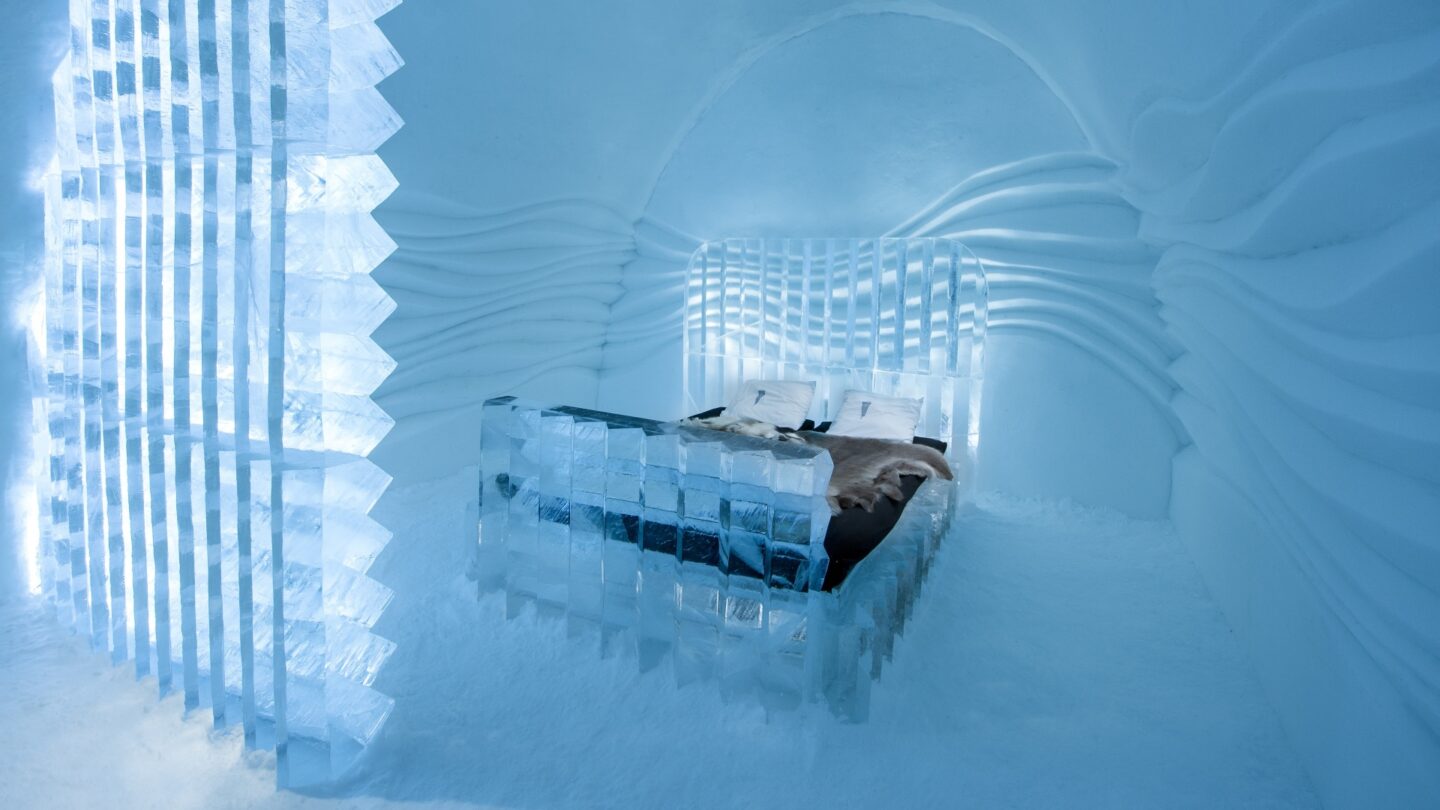 Schlafzimmer aus Eis im Eishotel von Jukkasjärvi. © Asaf Kliger -Icehotel - imagebank.sweden.se