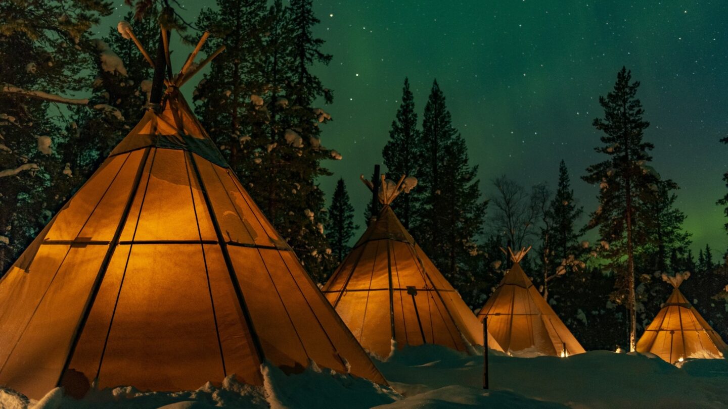 Traditionelle samische Zelte im Sápmi Nature Camp ©Lennart Pittja-Sápmi Nature-imagesbank.sweden.se