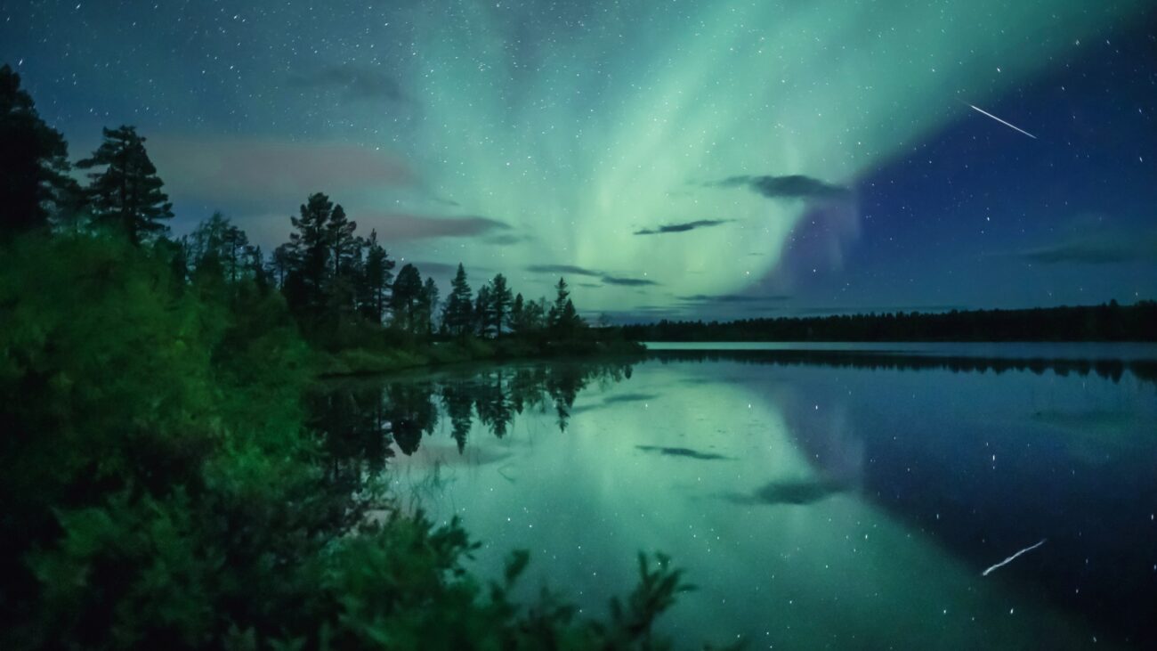 Polarlicht in Schweden über einem See.