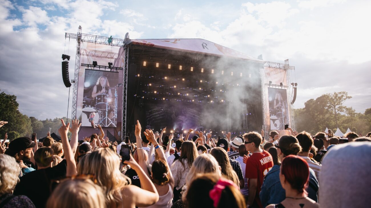 Die Bühne des Ruisrockfestivals mit einer tobenden und feiernden Menge davor.