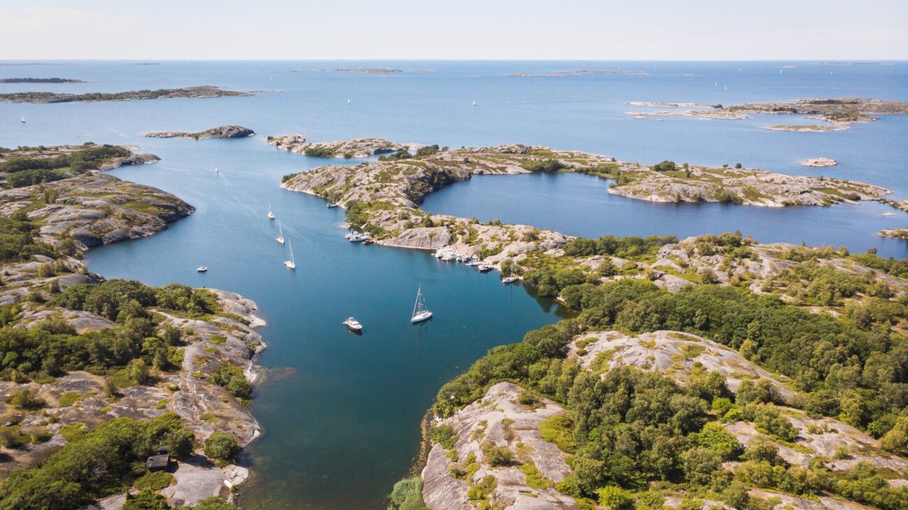 Lauftaufnahme von dem Schärengarten vor Turku mit Segelbooten auf dem Wasser zwischen den Inseln.