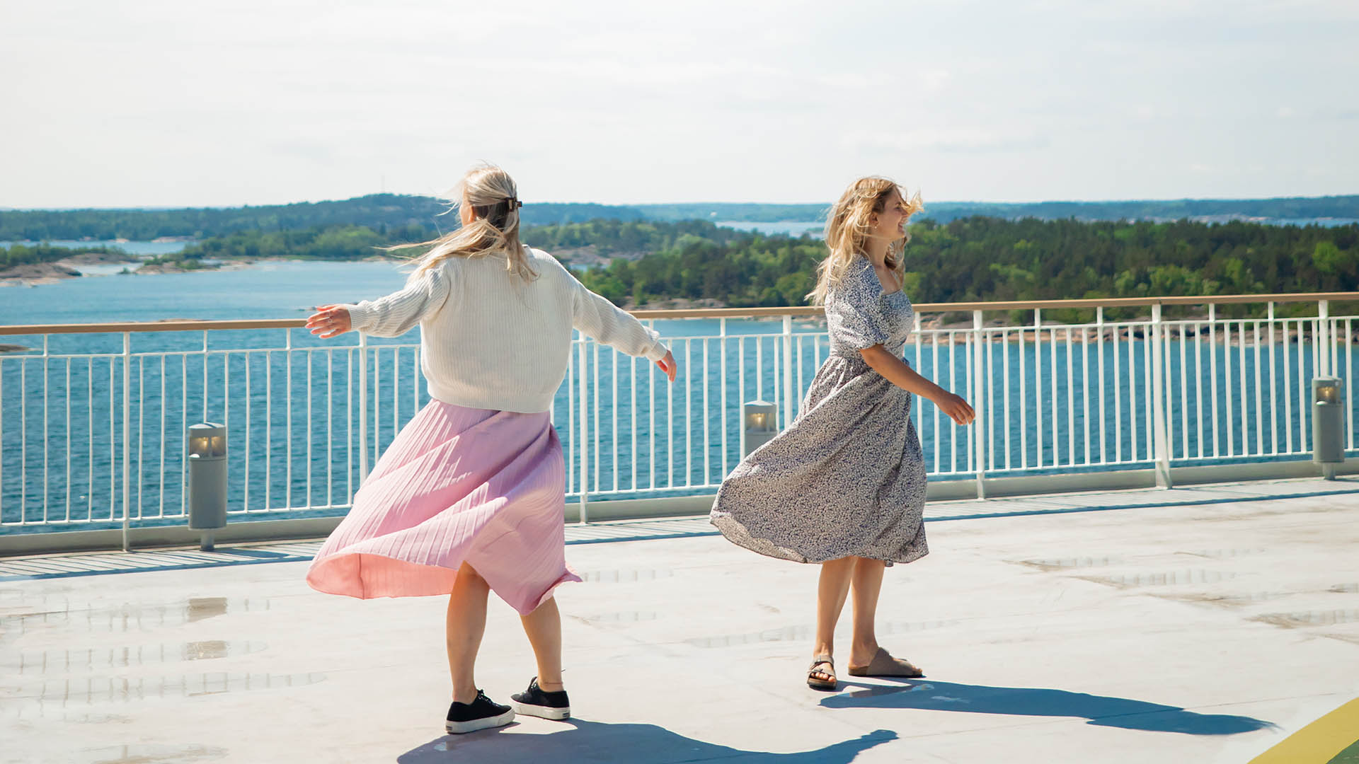 Zwei Frauen tanzen auf dem Sonnendeck der Finnlines-Fähre.