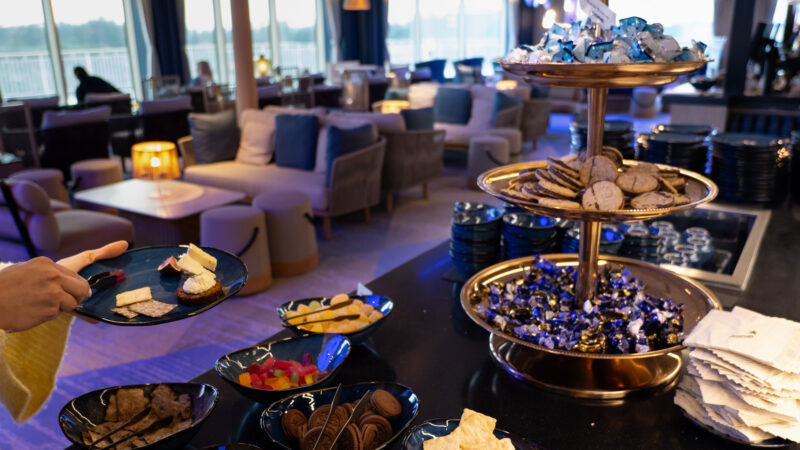 Bild på snacksbuffén inne på Premium Stellar Lounge på Finnsirius.
