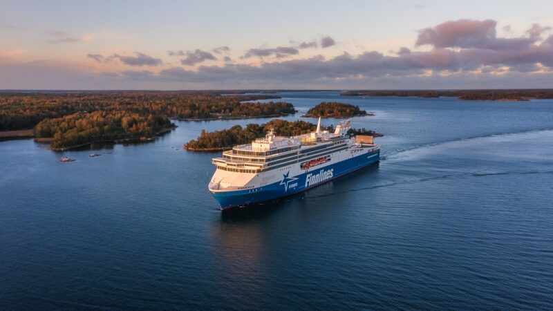 Bild på fartyget Finnsirius som kryssar mellan öarna i skärgården.