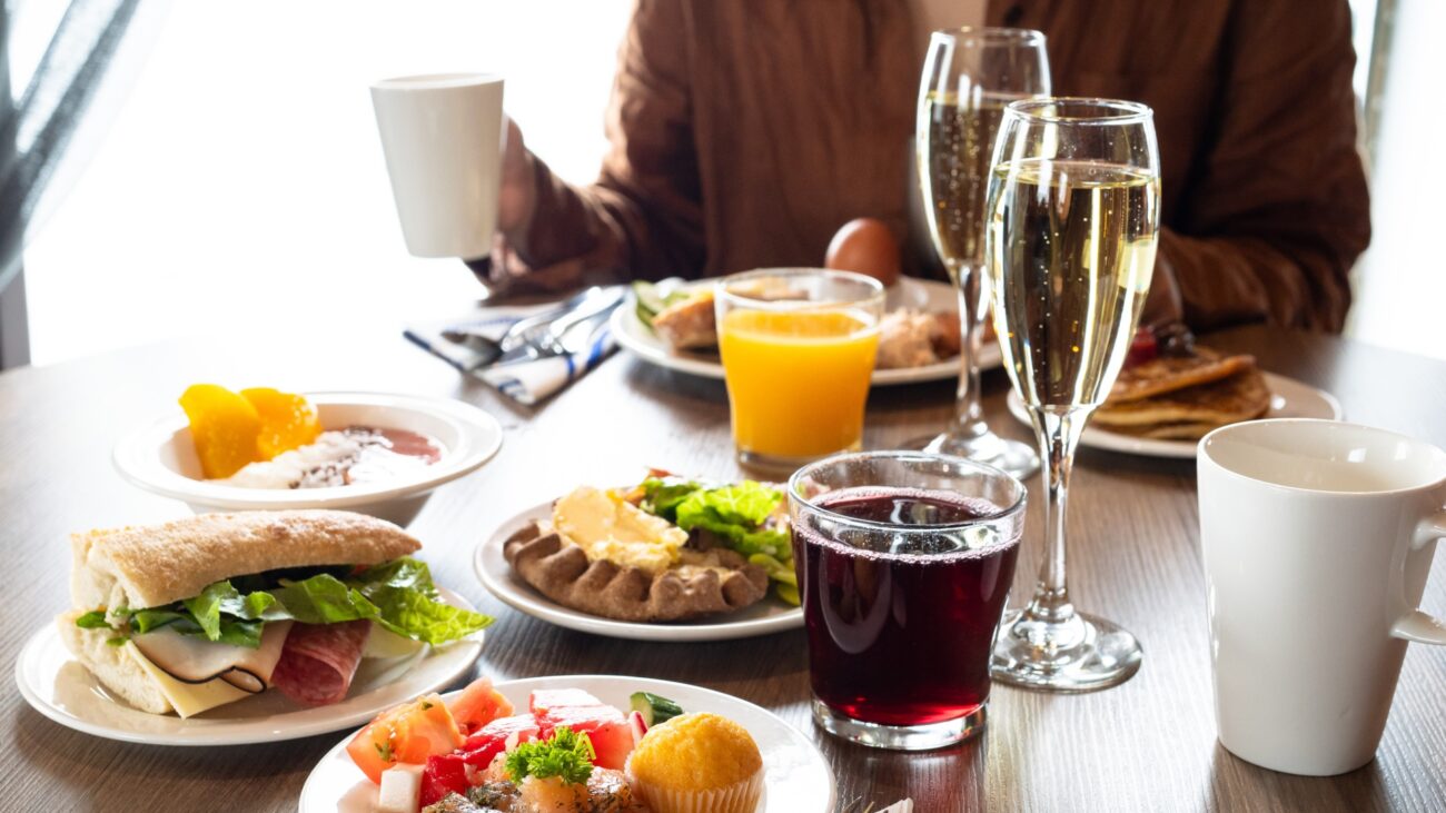 Gedeckter Frühstückstisch im Schiffsrestaurant.