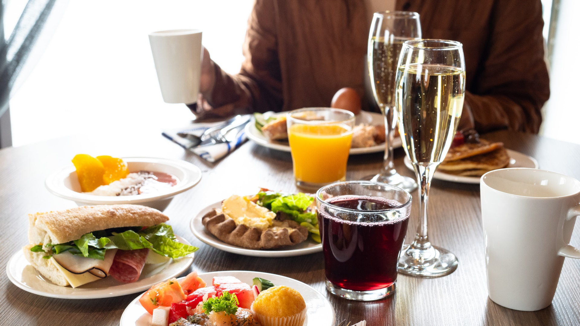 Tafel vol gerechten van het Finnlines brunchbuffet.