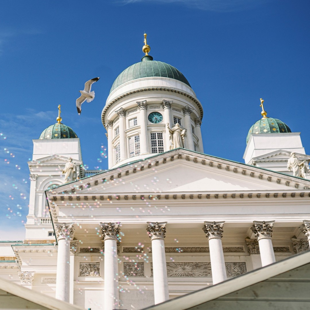 Dom von Helsinki mit Möwe und Seifenblasen. 