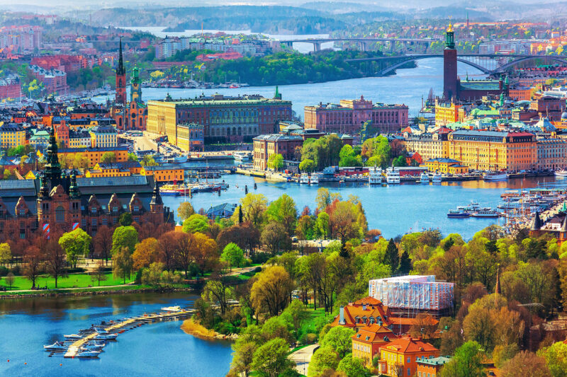 Ruotsin nähtävyydet lapsille – autolla Ruotsiin. Gröna Lund -huvipuisto sijaitsee meren äärellä.