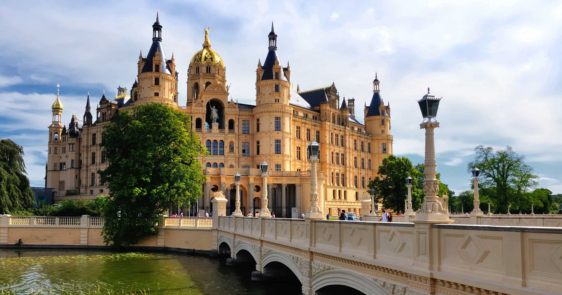 Keski-Euroopan lumoavat linnat - top 5 kohteet. Kuvassa Schwerin linna.