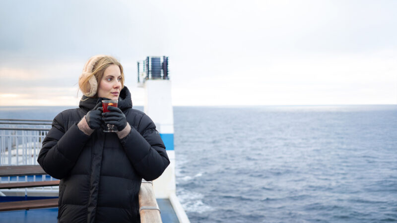 Vrouw op het buitendek van de veerboot