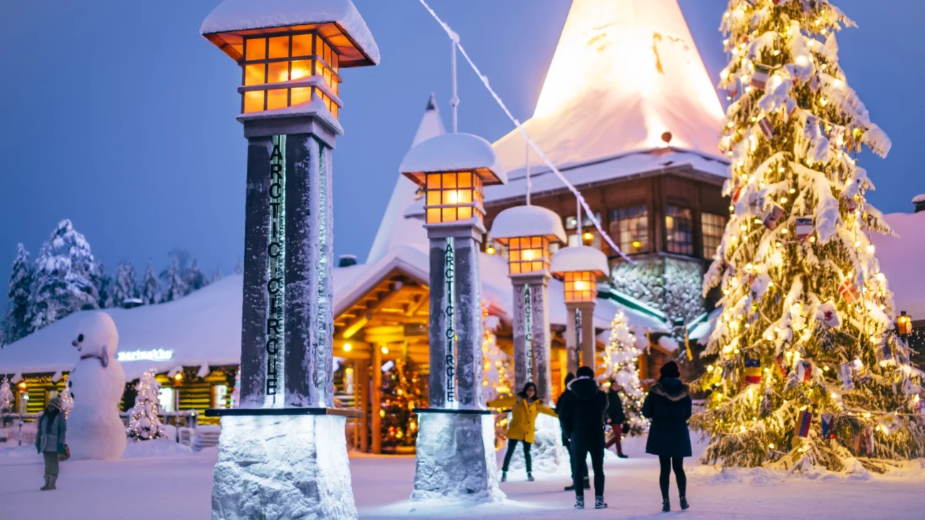 Winterse stadsgezicht met sneeuw en een kerstboom in Rovaniemi