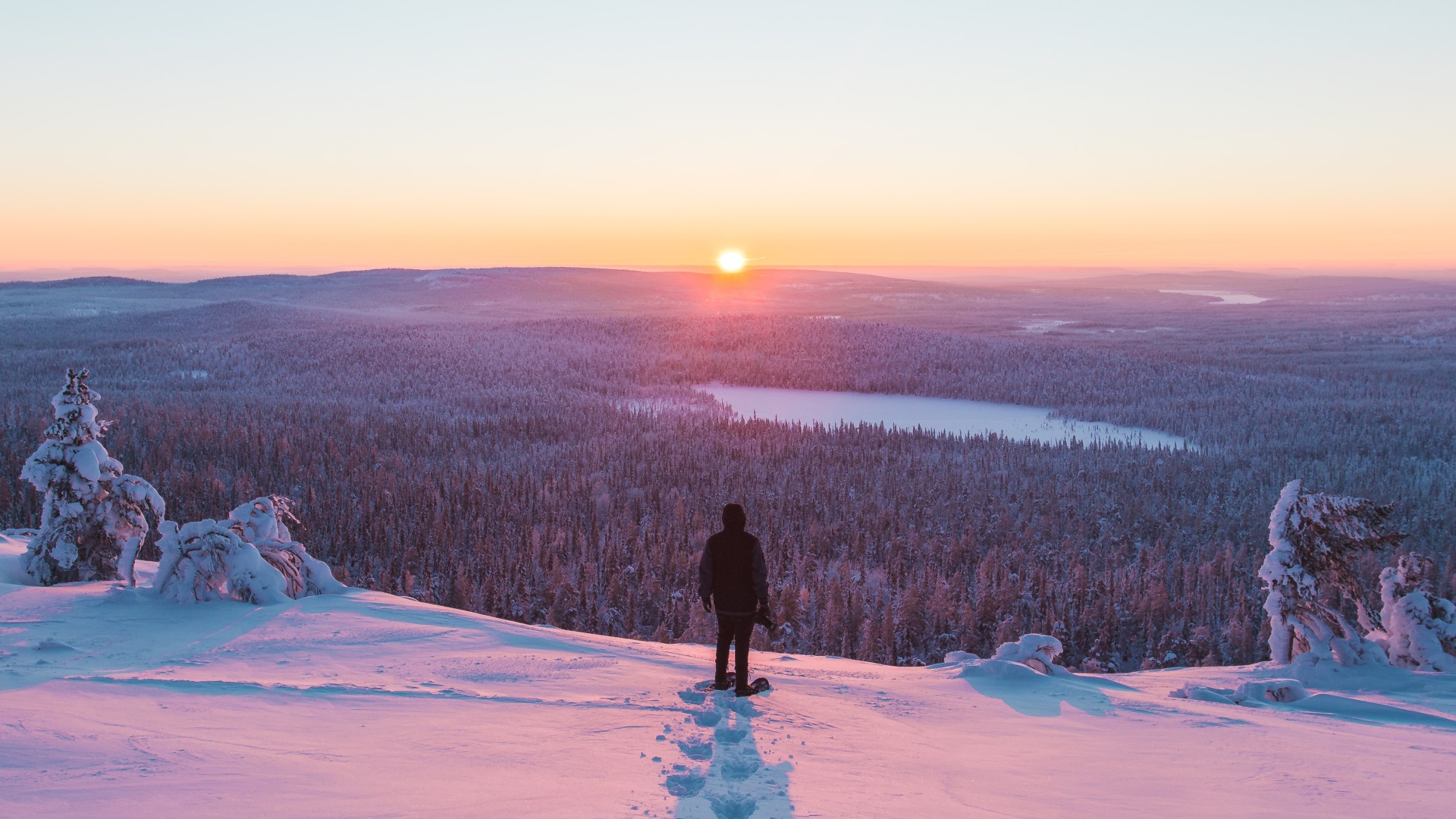 Uitzicht vanaf de berg op het winterse dal © Jordan Herschel