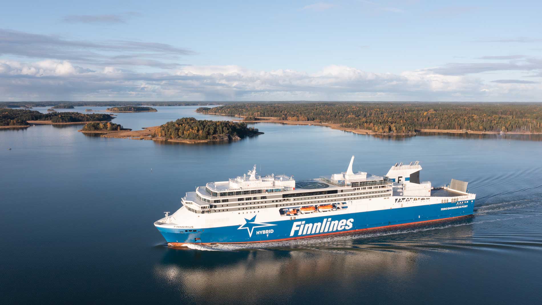 Bild på Finnlines fartyg Finnsirius som kryssar genom skärgården.