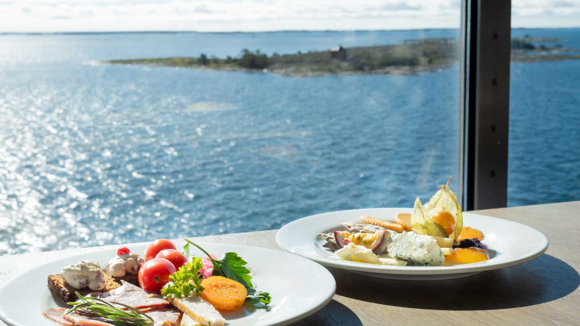 Buffet mit Blick auf das Schärenmeer