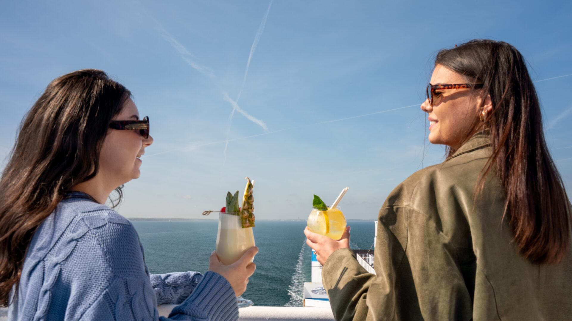 Zwei junge Frauen mit einem Cocktail an Bord der Finnlines-Fähre. 