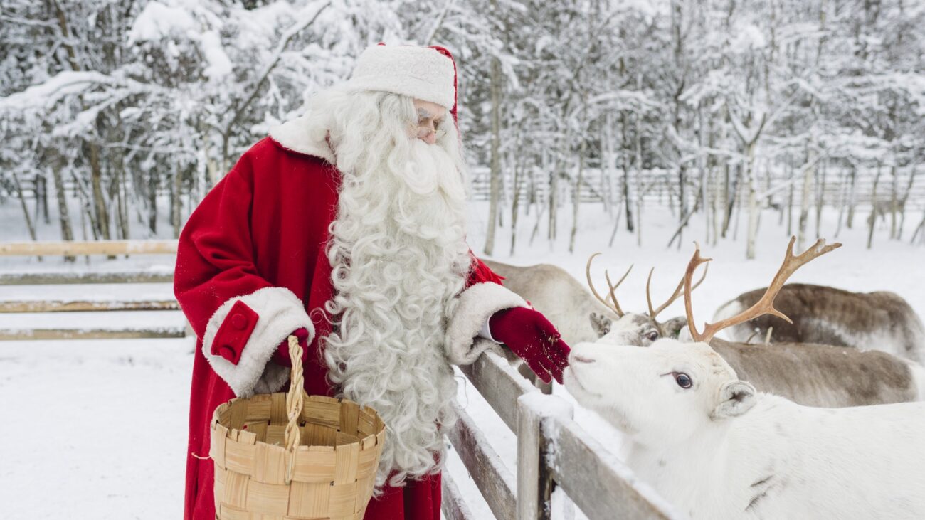 Weihnachtsmann mit Rentieren in Rovaniemi.